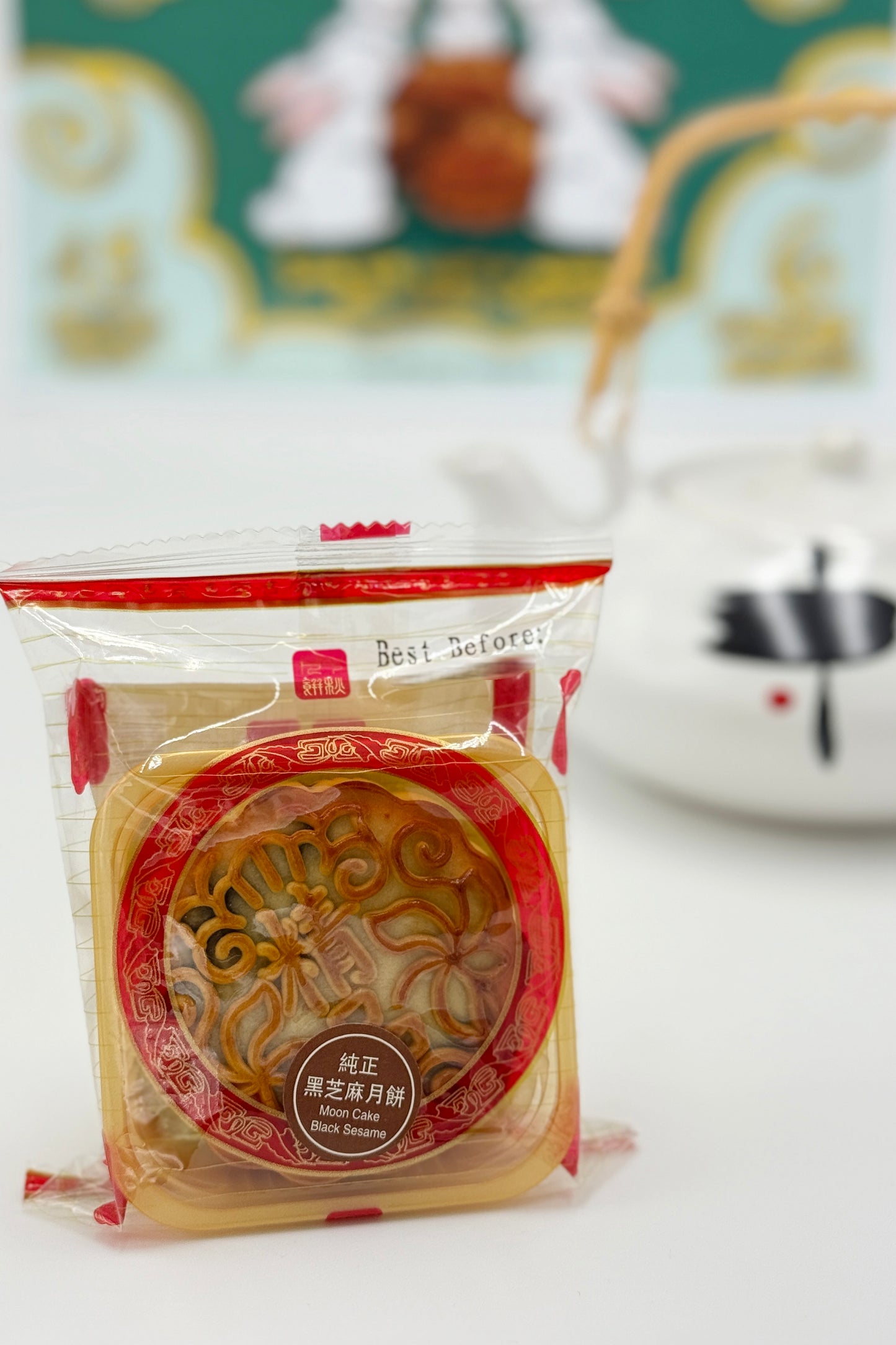 YB Moon Cake Black Sesame 100g 香港月伴皇庭黑芝麻月饼