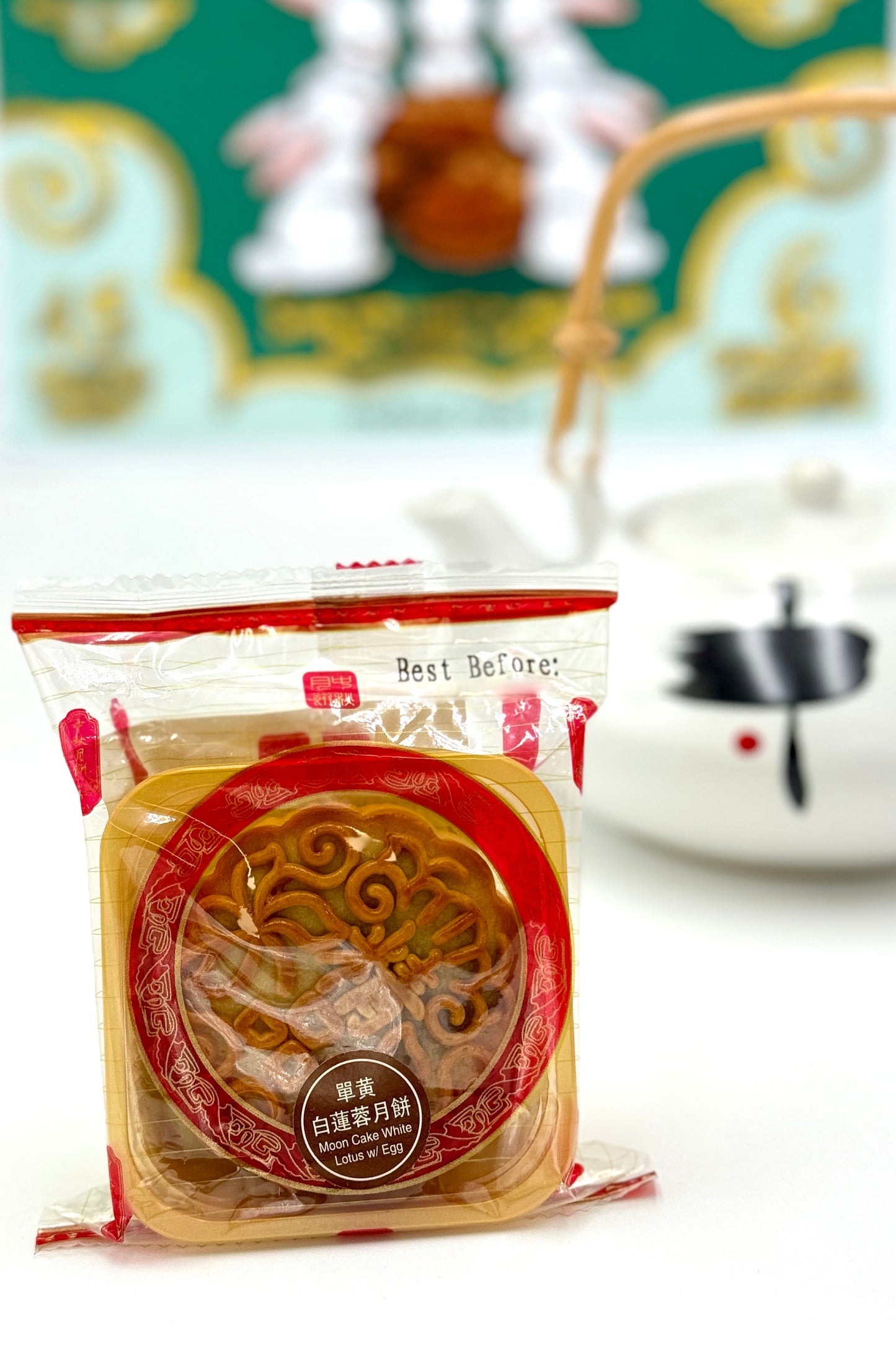 YB Moon Cake White Lotus Egg 100g 香港月伴皇庭蛋黄白莲蓉月饼